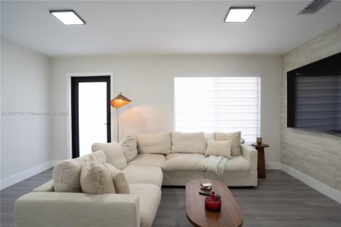 House in Miami, Florida 3 bedrooms, 98.29 sq.m. № 1977409 - photo 4