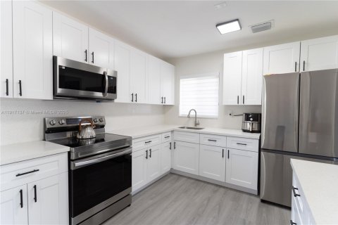 House in Miami, Florida 3 bedrooms, 98.29 sq.m. № 1977409 - photo 10