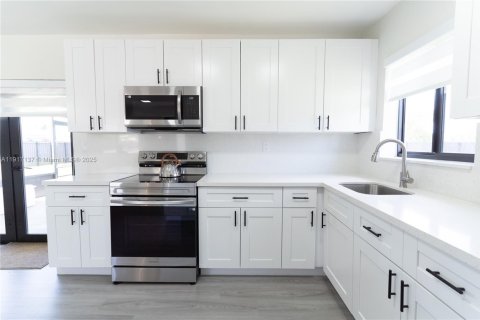 House in Miami, Florida 3 bedrooms, 98.29 sq.m. № 1977409 - photo 12