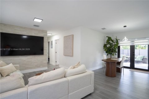 House in Miami, Florida 3 bedrooms, 98.29 sq.m. № 1977409 - photo 3