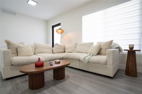 House in Miami, Florida 3 bedrooms, 98.29 sq.m. № 1977409 - photo 5