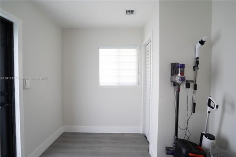 House in Miami, Florida 3 bedrooms, 98.29 sq.m. № 1977409 - photo 13