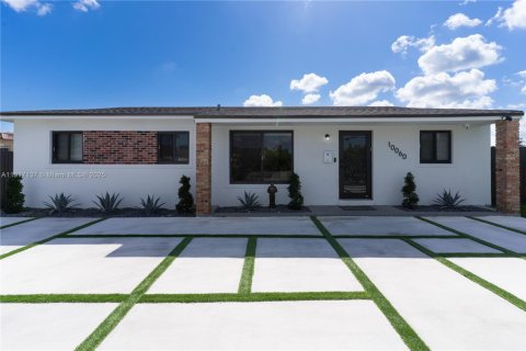 House in Miami, Florida 3 bedrooms, 98.29 sq.m. № 1977409 - photo 1