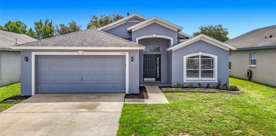 House in Brandon, Florida 3 bedrooms, 163.42 sq.m. № 2206629