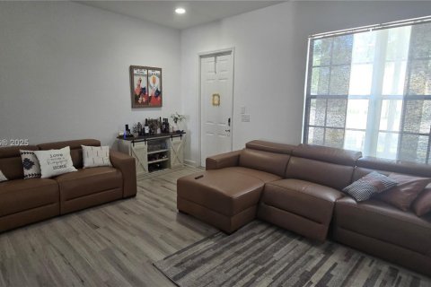 Townhouse in Pembroke Pines, Florida 2 bedrooms, 131.92 sq.m. № 1867185 - photo 4