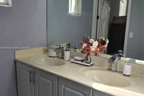 Townhouse in Pembroke Pines, Florida 2 bedrooms, 131.92 sq.m. № 1867185 - photo 12