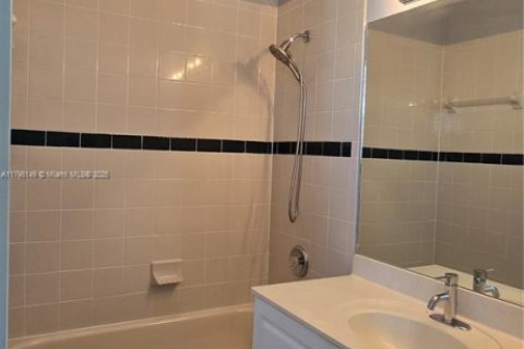 Townhouse in Pembroke Pines, Florida 2 bedrooms, 131.92 sq.m. № 1867185 - photo 11