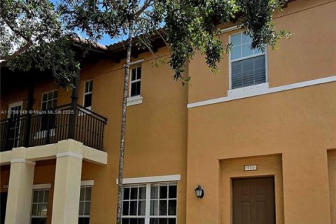 Townhouse in Pembroke Pines, Florida 2 bedrooms, 131.92 sq.m. № 1867185 - photo 1