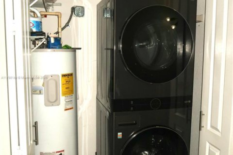 Купить таунхаус в Пемброк-Пайнс, Флорида 2 спальни, 131.92м2, № 1867185 - фото 19