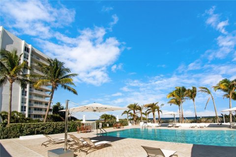 Снять в аренду кондоминиум в Ки-Бискейн, Флорида 2 спальни, 138.98м2, № 1941678 - фото 19