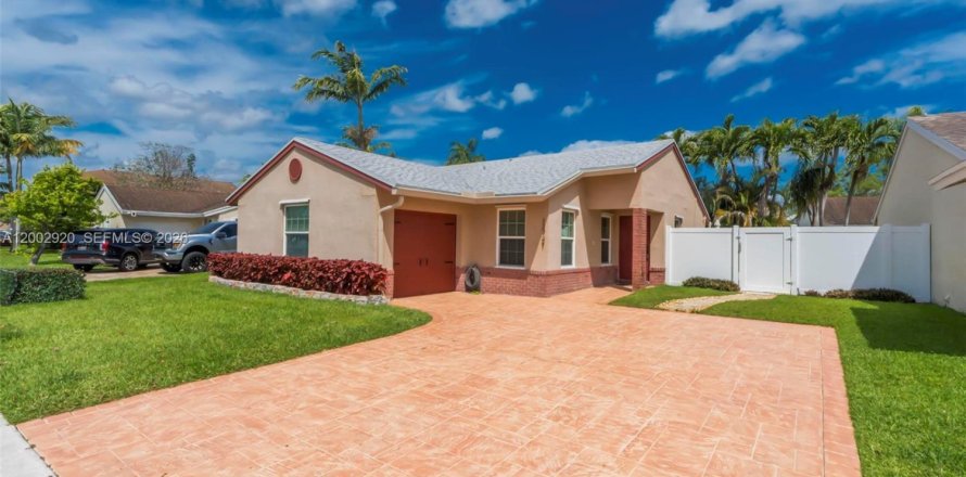 House in Davie, Florida 3 bedrooms, 116.03 sq.m. № 2068526