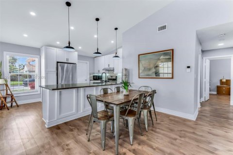 House in Davie, Florida 3 bedrooms, 116.03 sq.m. № 2068526 - photo 8