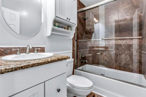 House in Davie, Florida 3 bedrooms, 116.03 sq.m. № 2068526 - photo 24