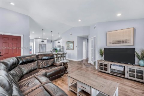 House in Davie, Florida 3 bedrooms, 116.03 sq.m. № 2068526 - photo 6