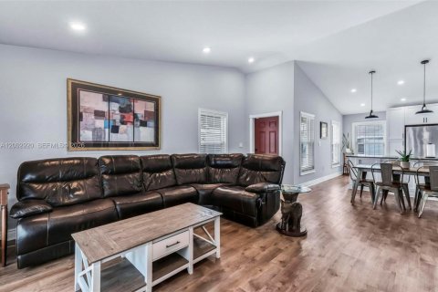 House in Davie, Florida 3 bedrooms, 116.03 sq.m. № 2068526 - photo 7