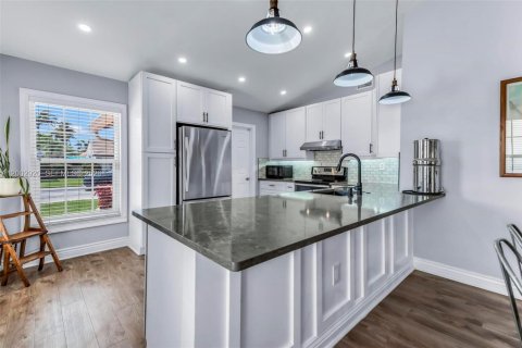 House in Davie, Florida 3 bedrooms, 116.03 sq.m. № 2068526 - photo 12