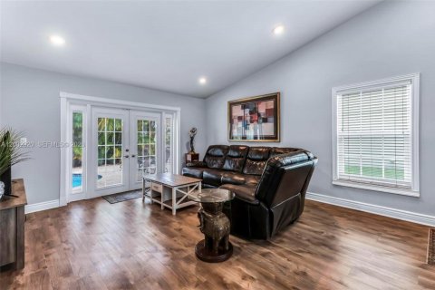 House in Davie, Florida 3 bedrooms, 116.03 sq.m. № 2068526 - photo 5