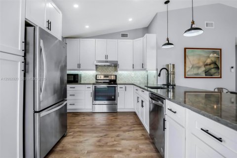 House in Davie, Florida 3 bedrooms, 116.03 sq.m. № 2068526 - photo 11