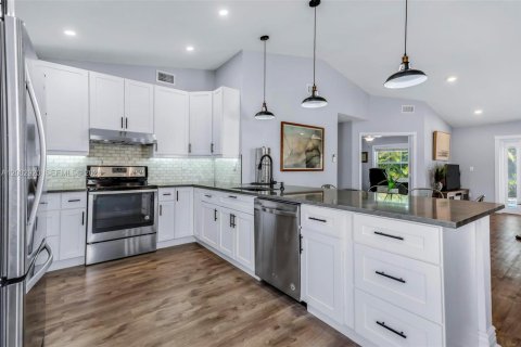 House in Davie, Florida 3 bedrooms, 116.03 sq.m. № 2068526 - photo 13