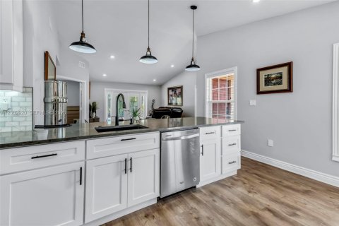 House in Davie, Florida 3 bedrooms, 116.03 sq.m. № 2068526 - photo 15