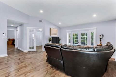 House in Davie, Florida 3 bedrooms, 116.03 sq.m. № 2068526 - photo 4