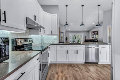 House in Davie, Florida 3 bedrooms, 116.03 sq.m. № 2068526 - photo 14