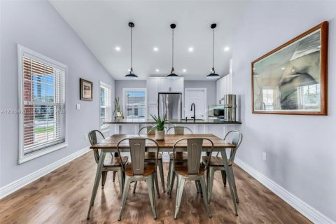 House in Davie, Florida 3 bedrooms, 116.03 sq.m. № 2068526 - photo 10