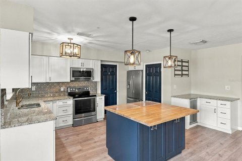 House in Clearwater, Florida 4 bedrooms, 169.83 sq.m. № 2413559 - photo 12