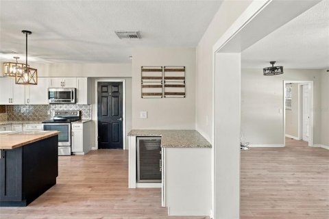 House in Clearwater, Florida 4 bedrooms, 169.83 sq.m. № 2413559 - photo 13