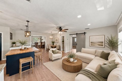 House in Clearwater, Florida 4 bedrooms, 169.83 sq.m. № 2413559 - photo 4