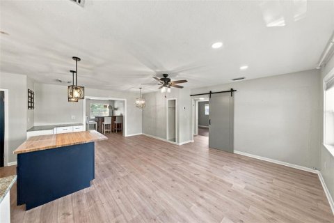 House in Clearwater, Florida 4 bedrooms, 169.83 sq.m. № 2413559 - photo 10