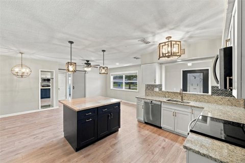 House in Clearwater, Florida 4 bedrooms, 169.83 sq.m. № 2413559 - photo 9