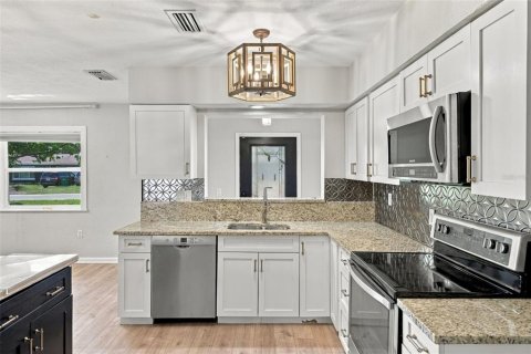House in Clearwater, Florida 4 bedrooms, 169.83 sq.m. № 2413559 - photo 11