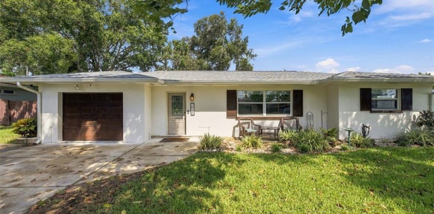 House in Clearwater, Florida 4 bedrooms, 169.83 sq.m. № 2413559