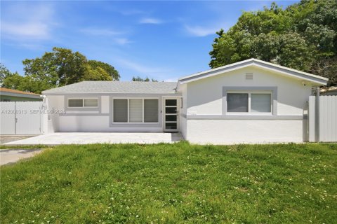 House in Miramar, Florida 3 bedrooms, 170.57 sq.m. № 2069231 - photo 2