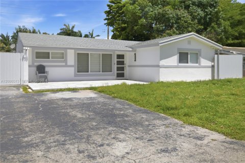 House in Miramar, Florida 3 bedrooms, 170.57 sq.m. № 2069231