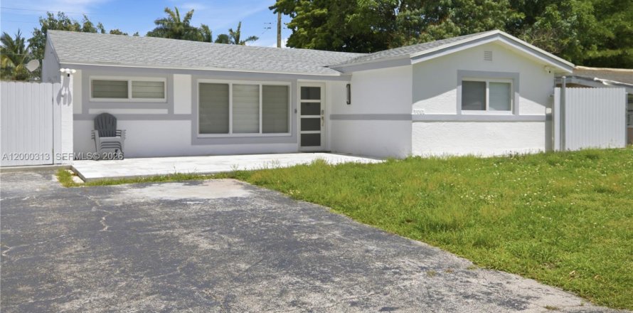 House in Miramar, Florida 3 bedrooms, 170.57 sq.m. № 2069231