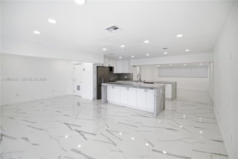 House in Miramar, Florida 3 bedrooms, 170.57 sq.m. № 2069231 - photo 3