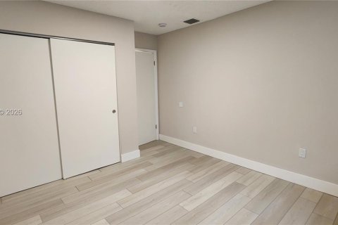 Villa ou maison à louer à Hallandale Beach, Floride: 2 chambres, 413.23 m2 № 2047930 - photo 17