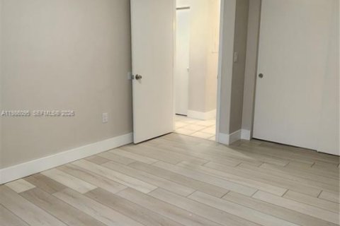 Villa ou maison à louer à Hallandale Beach, Floride: 2 chambres, 413.23 m2 № 2047930 - photo 13