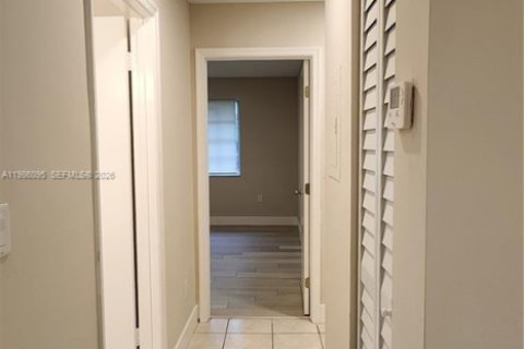 Villa ou maison à louer à Hallandale Beach, Floride: 2 chambres, 413.23 m2 № 2047930 - photo 7