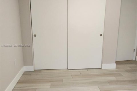 Villa ou maison à louer à Hallandale Beach, Floride: 2 chambres, 413.23 m2 № 2047930 - photo 16