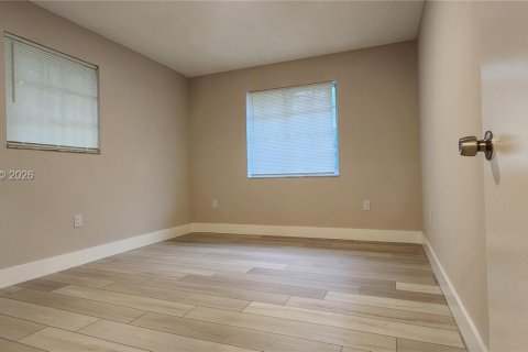 Villa ou maison à louer à Hallandale Beach, Floride: 2 chambres, 413.23 m2 № 2047930 - photo 10