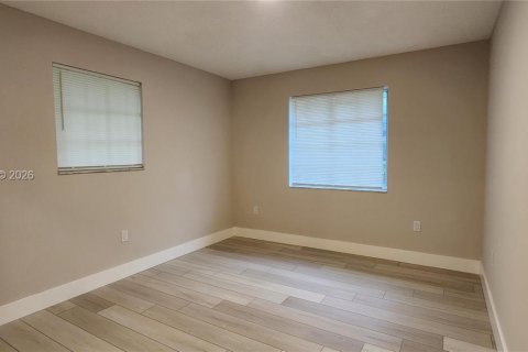 Villa ou maison à louer à Hallandale Beach, Floride: 2 chambres, 413.23 m2 № 2047930 - photo 11