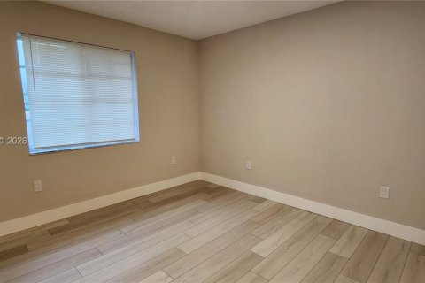 Villa ou maison à louer à Hallandale Beach, Floride: 2 chambres, 413.23 m2 № 2047930 - photo 15