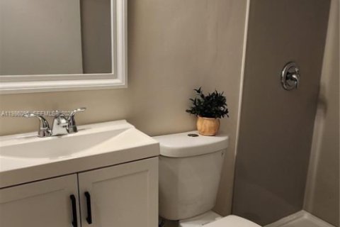 Villa ou maison à louer à Hallandale Beach, Floride: 2 chambres, 413.23 m2 № 2047930 - photo 9