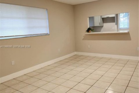Villa ou maison à louer à Hallandale Beach, Floride: 2 chambres, 413.23 m2 № 2047930 - photo 4