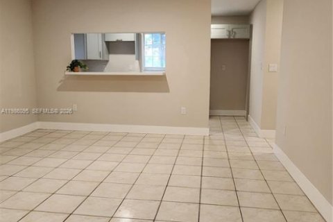 Villa ou maison à louer à Hallandale Beach, Floride: 2 chambres, 413.23 m2 № 2047930 - photo 5