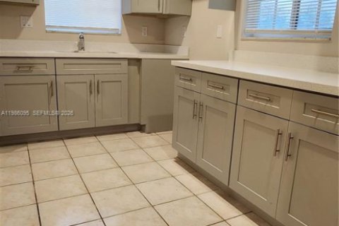 Villa ou maison à louer à Hallandale Beach, Floride: 2 chambres, 413.23 m2 № 2047930 - photo 6