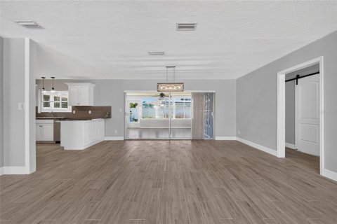 Casa en venta en Saint Petersburg, Florida, 3 dormitorios, 151.15 m2 № 2386727 - foto 14